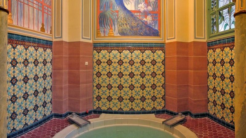 Thermalbad mit kunstvollen Mosaikfliesen und Wandmalerei eines Pfaus. Elegante, historische Gestaltung mit warmen Farben und dekorativen Elementen., &copy; Mokni's Palais Hotel & Spa