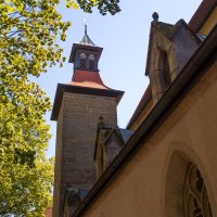 Blick auf den Turm der Schlosskirche Winnenden, umgeben von grünen Bäumen und blauem Himmel., © SMG Achim Mende Blick auf den Turm der Schlosskirche Winnenden, umgeben von grünen Bäumen und blauem Himmel., © SMG Achim Mende