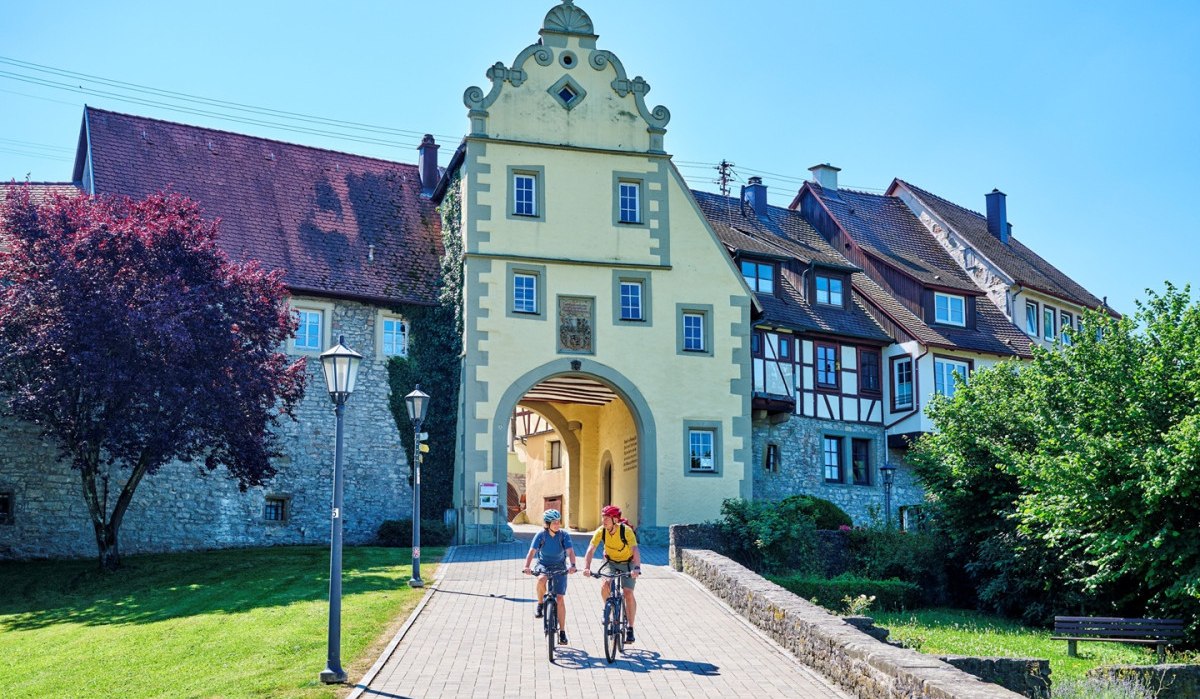 Radfahrer am Würzburger Tor in Forchtenberg, © Touristikgemeinschaft Hohenlohe e. V. | Florian Trykowski