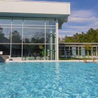 Die Vinzenz Therme in Bad Ditzenbach zeigt einen großen Außenpool mit Menschen, die im Wasser entspannen. Im Hintergrund sind Bäume und ein Hügel sichtbar., © Stuttgart-Marketing GmbH, Achim Mende Die Vinzenz Therme in Bad Ditzenbach zeigt einen großen Außenpool mit Menschen, die im Wasser entspannen. Im Hintergrund sind Bäume und ein Hügel sichtbar., © Stuttgart-Marketing GmbH, Achim Mende