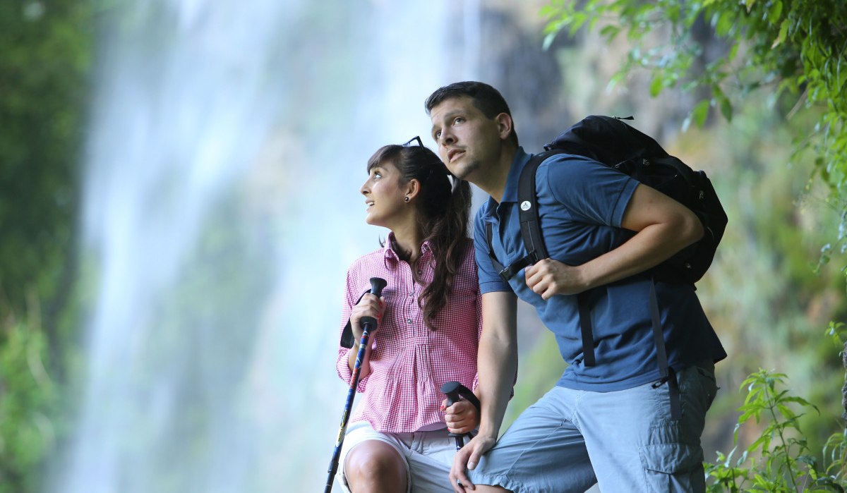 Wanderer bestaunen den Uracher Wasserfall, © Bad Urach Tourismus Wanderer bestaunen den Uracher Wasserfall, © Bad Urach Tourismus