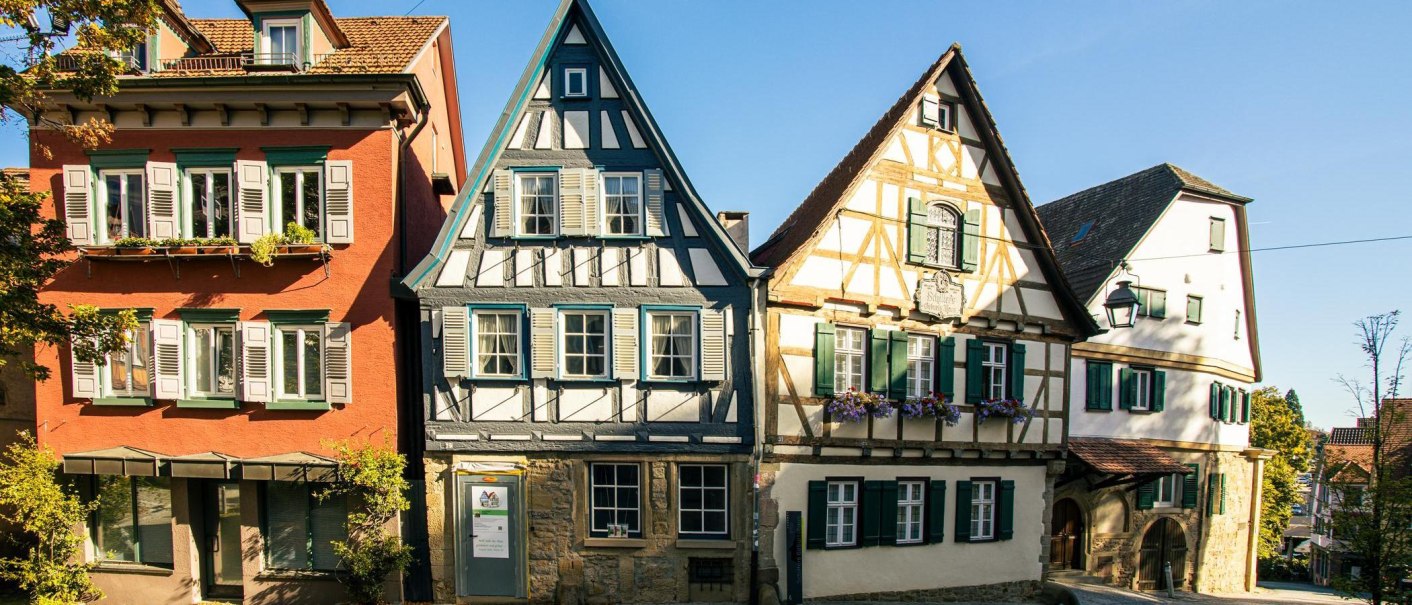 Fachwerkhäuser in der Altstadt von Marbach am Neckar. Die bunten Fassaden und Fensterläden strahlen im Sonnenlicht., © Stuttgart-Marketing GmbH, Sarah Schmid
