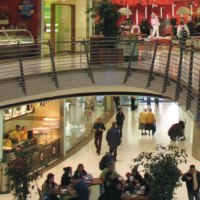 Innenansicht der Königsbau Passagen mit Geschäften und Menschen auf zwei Etagen. Eine geschwungene Brücke verbindet die Bereiche., © Stuttgart-Marketing GmbH Innenansicht der Königsbau Passagen mit Geschäften und Menschen auf zwei Etagen. Eine geschwungene Brücke verbindet die Bereiche., © Stuttgart-Marketing GmbH