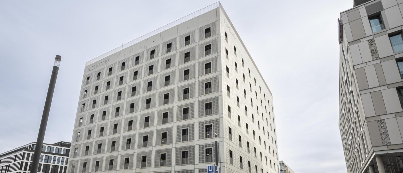Die Stadtbibliothek Stuttgart zeigt sich in moderner, kubischer Architektur mit zahlreichen quadratischen Fenstern., © Stuttgart-Marketing GmbH, Sarah Schmid
