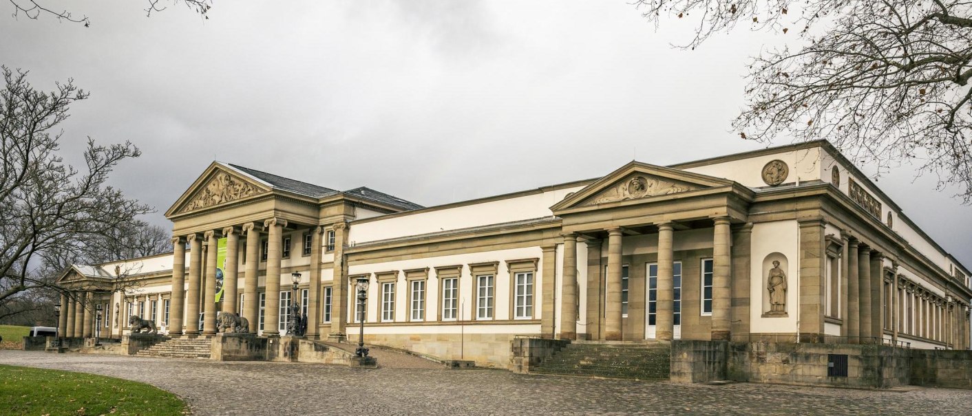 Schloss Rosenstein mit klassizistischer Fassade und Säulen, umgeben von kahlen Bäumen und bewölktem Himmel., © Stuttgart Marketing GmbH, Sarah Schmid