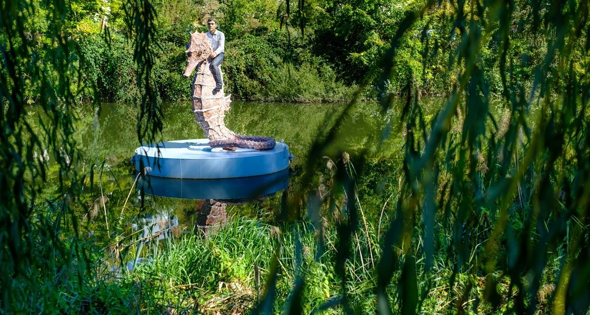 Mitten in der Rems vor der Galerie Stihl Waiblingen reitet eine 3,60 Meter hohe M&auml;nnerfigur auf einem farbenfrohen Seepferdchen &ndash; das gr&ouml;&szlig;te schwimmende Werk des Bildhauers Stephan Balkenhol. Als &bdquo;Reiterdenkmal auf dem Wasser&ldquo; verbindet die Skulptur Stadt und Fluss auf poetische Weise und l&auml;dt zur Reflexion &uuml;ber Mensch, Natur und Kunst im &ouml;ffentlichen Raum ein.