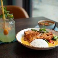 Ein Teller mit Reis, frittiertem H&auml;hnchen und Gem&uuml;se in Curryso&szlig;e. Daneben ein erfrischendes Getr&auml;nk mit Minze in einem Glas., &copy; Lunar
