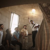 Gruppe mit Helmen in historischem Geb&auml;ude, F&uuml;hrer zeigt nach oben und erkl&auml;rt Details. Fenster und verzierte Wand im Hintergrund., &copy; Stadt G&ouml;ppingen