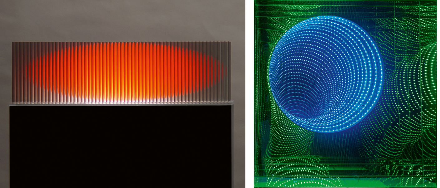 Links ein Kunstwerk mit vertikalen Streifen und rotem Licht, rechts ein blau-grünes, kreisförmiges Lichtmuster in einem modernen Design., © Künstler, Foto: Marius Winterstein + Künstler, Foto: Gerhard Sauer