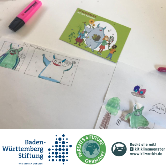 Comiczeichnungen mit einem gr&uuml;nen Monster auf einem Tisch, daneben ein pinker Textmarker und eine Karte mit Kindern und einem Monster., &copy; Bild: Franziska Poike