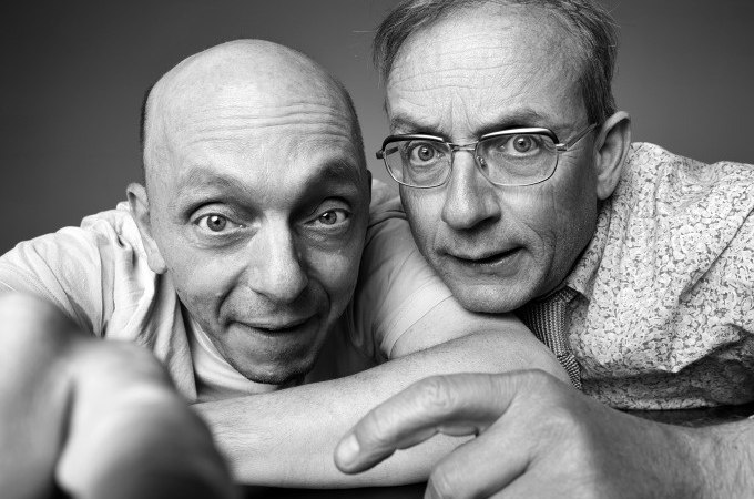 Zwei M&auml;nner blicken humorvoll in die Kamera. Einer zeigt mit dem Finger, der andere tr&auml;gt eine Brille. Schwarz-Wei&szlig;-Fotografie., &copy; Stadt Murrhardt