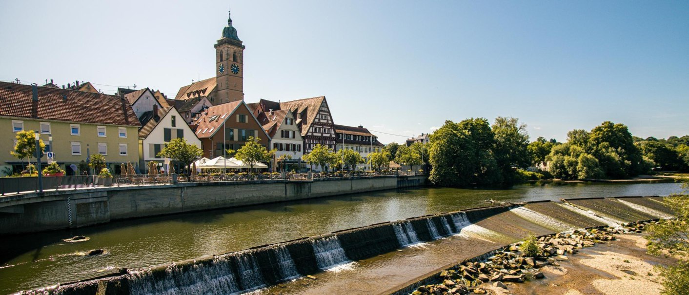 Die Fischtreppe in Nürtingen mit Blick auf die historische Altstadt und den Kirchturm, umgeben von grünem Laub und blauem Himmel., © Stuttgart-Marketing GmbH, Sarah Schmid Die Fischtreppe in Nürtingen mit Blick auf die historische Altstadt und den Kirchturm, umgeben von grünem Laub und blauem Himmel., © Stuttgart-Marketing GmbH, Sarah Schmid