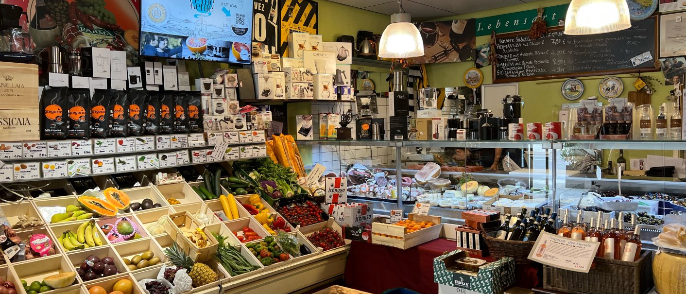 Ein Feinkostladen mit frischem Obst, Gem&uuml;se und Delikatessen. Im Hintergrund sind Regale mit Produkten und eine K&auml;setheke zu sehen., &copy; Feinkost-Galeria