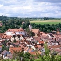 Panoramablick auf Waldenbuch mit roten Dächern, einer Kirche und grüner Landschaft im Hintergrund., © Graphic Design Albig Panoramablick auf Waldenbuch mit roten Dächern, einer Kirche und grüner Landschaft im Hintergrund., © Graphic Design Albig