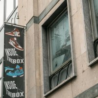 Fassade eines Geb&auml;udes mit einem Schild 'Inside The Box' und einem gezeichneten Caf&eacute; im Fenster., &copy; SMG, Sarah Schmid