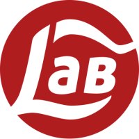 Rotes Logo mit weißem Schriftzug 'Lab' in einem Kreis. Der Schriftzug ist stilisiert und dynamisch gestaltet., © Laboratorium e. V.