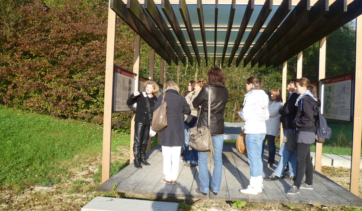 Eine Gruppe von Menschen steht unter einem Holzpavillon im Freien. Sie scheinen einer Präsentation oder Führung zu folgen. Im Hintergrund sind Bäume., © Remstal Tourismus e.V. Eine Gruppe von Menschen steht unter einem Holzpavillon im Freien. Sie scheinen einer Präsentation oder Führung zu folgen. Im Hintergrund sind Bäume., © Remstal Tourismus e.V.