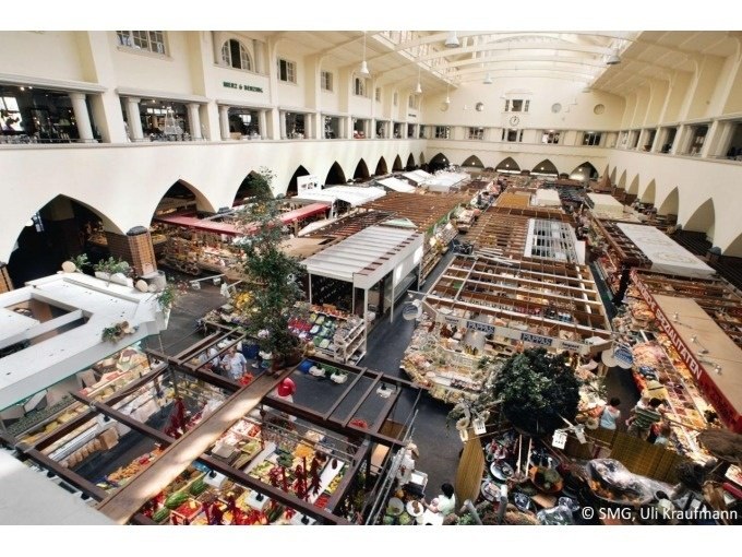 Luftaufnahme der Stuttgarter Markthalle mit vielen Ständen und Besuchern unter einem gewölbten Dach., © Stuttgart Marketing GmbH Luftaufnahme der Stuttgarter Markthalle mit vielen Ständen und Besuchern unter einem gewölbten Dach., © Stuttgart Marketing GmbH