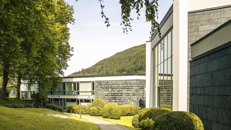 Die Vital-Therme in Bad Wildbad zeigt eine moderne Architektur umgeben von gr&uuml;ner Landschaft und B&auml;umen, mit einem H&uuml;gel im Hintergrund., &copy; Stuttgart-Marketing GmbH, Sarah Schmid