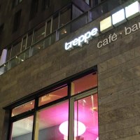 Modernes Geb&auml;ude mit der Aufschrift 'treppe caf&eacute; &middot; bar' und beleuchteten Fenstern in der Nacht., &copy; Caf&eacute; Treppe, Stuttgart