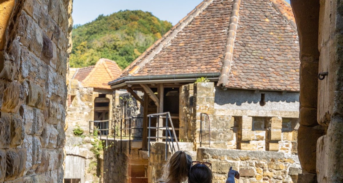 Eine Frau und ein Kind mit Rucks&auml;cken betrachten die Burgruine Hohenrechberg durch einen Torbogen. Im Hintergrund sind alte Mauern und ein Dach zu sehen., &copy; Foto Thomas Zehnder