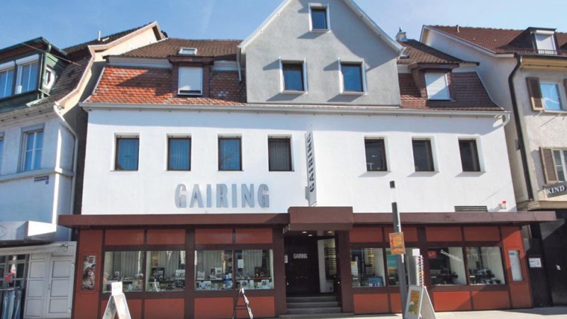 Fassade eines zweistöckigen Gebäudes mit dem Schriftzug 'GAIRING' über dem Eingang. Große Fenster im Erdgeschoss, Dachfenster im Obergeschoss., © City Marketing Nürtingen