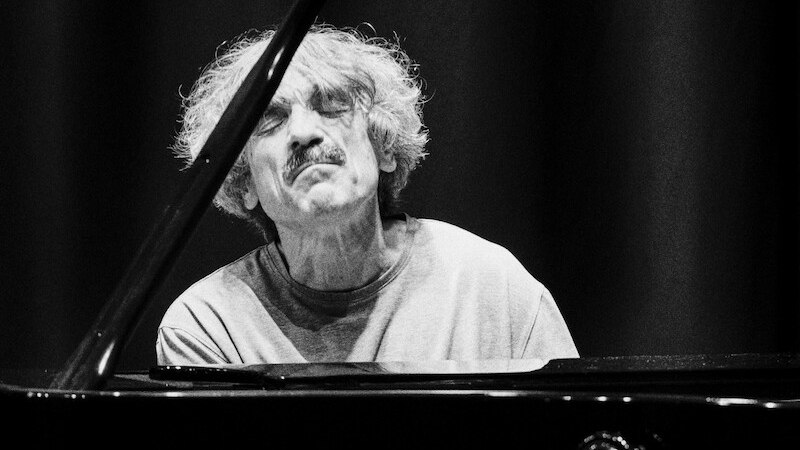 Ein Pianist spielt mit geschlossenen Augen Klavier. Das Bild ist in Schwarz-Wei&szlig; und zeigt seine emotionale Hingabe zur Musik., &copy; Thomas Scheytt