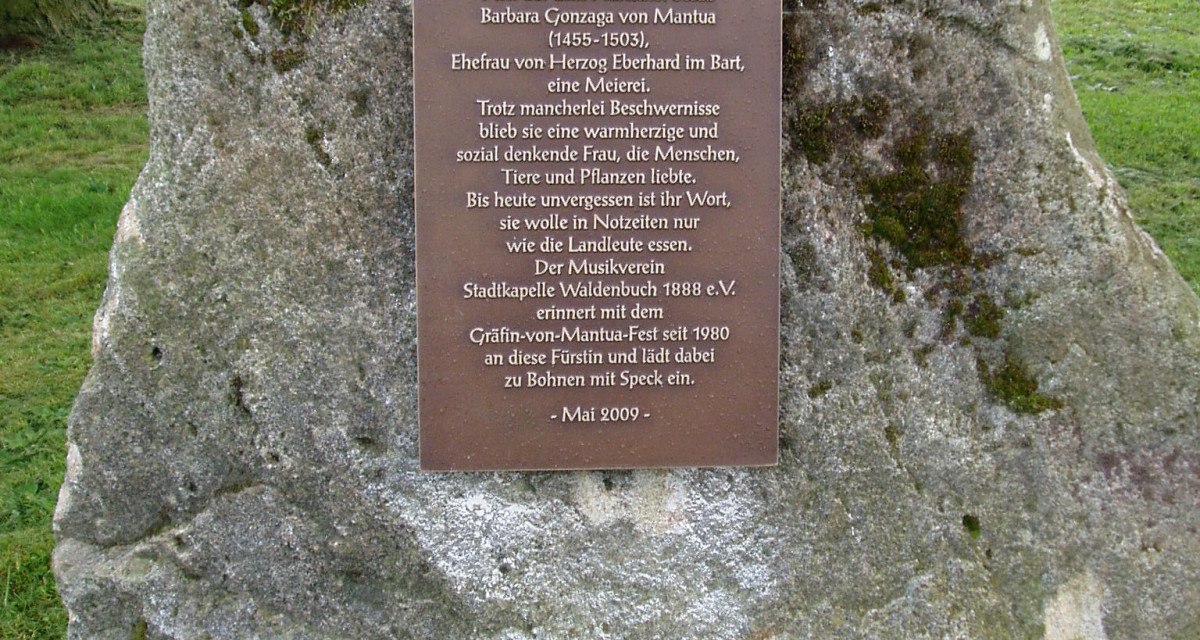 Gedenkstein mit Inschrift für Barbara Gonzaga von Mantua (1455-1503) auf einer Wiese. Der Stein erinnert an ihre soziale Denkweise und das Gräfin-von-Mantua-Fest., © Natur.Nah. Schönbuch & Heckengäu Gedenkstein mit Inschrift für Barbara Gonzaga von Mantua (1455-1503) auf einer Wiese. Der Stein erinnert an ihre soziale Denkweise und das Gräfin-von-Mantua-Fest., © Natur.Nah. Schönbuch & Heckengäu