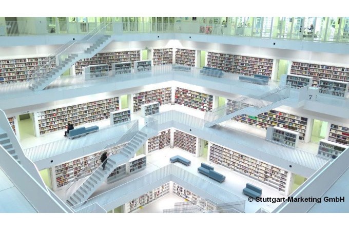 Moderne Innenansicht der Stadtbibliothek Stuttgart mit weißen Treppen, offenen Etagen und zahlreichen Bücherregalen., © Stuttgart Marketing GmbH Moderne Innenansicht der Stadtbibliothek Stuttgart mit weißen Treppen, offenen Etagen und zahlreichen Bücherregalen., © Stuttgart Marketing GmbH
