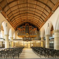 Innenansicht der Martinskirche in Kirchheim unter Teck. Sicht auf die Orgel, hohe Säulen und Sitzreihen. Hölzerne Decke und große Fenster., © SMG, Sarah Schmid Innenansicht der Martinskirche in Kirchheim unter Teck. Sicht auf die Orgel, hohe Säulen und Sitzreihen. Hölzerne Decke und große Fenster., © SMG, Sarah Schmid