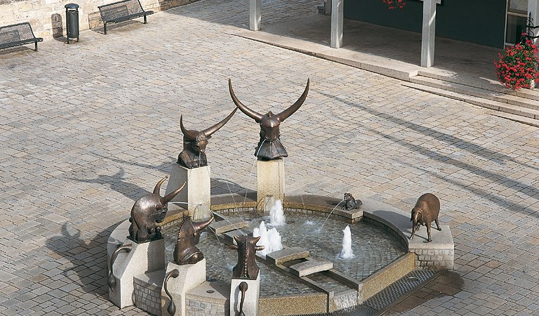 Der Dettinger Rathausbrunnen, © W. Adam und G. Straub Der Dettinger Rathausbrunnen, © W. Adam und G. Straub