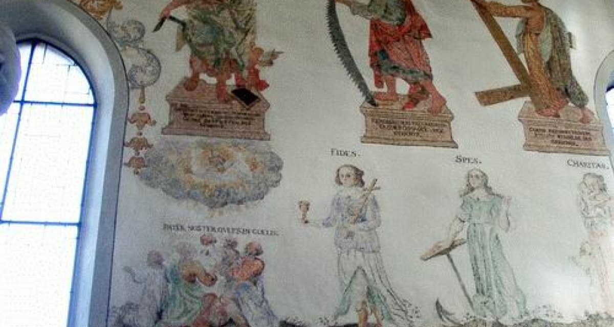 Wandgemälde in der Stadtkirche St. Germanus zeigt Heilige und allegorische Figuren mit lateinischen Inschriften. Fenster im Hintergrund., © Stuttgart-Marketing GmbH Wandgemälde in der Stadtkirche St. Germanus zeigt Heilige und allegorische Figuren mit lateinischen Inschriften. Fenster im Hintergrund., © Stuttgart-Marketing GmbH