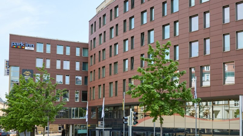 Das Park Inn by Radisson Stuttgart zeigt eine moderne Fassade mit vielen Fenstern. Vor dem Gebäude stehen grüne Bäume., © Park Inn by Radisson Stuttgart Das Park Inn by Radisson Stuttgart zeigt eine moderne Fassade mit vielen Fenstern. Vor dem Gebäude stehen grüne Bäume., © Park Inn by Radisson Stuttgart
