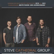 Vier Männer posieren vor einem dunklen Hintergrund. Oben steht 'Steve Cathedral Group', Gewinner des Deutschen Pop- und Rockpreises., © links im Bild
