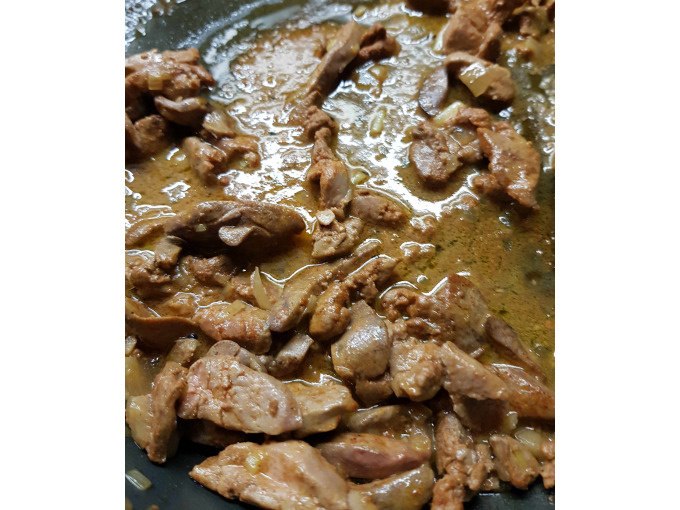 Gebratenes Fleisch in einer Pfanne mit reichhaltiger Soße, Nahaufnahme., © Kultweine-Kochwelten-Kunstücke - Kochschule Sonja Lenz Gebratenes Fleisch in einer Pfanne mit reichhaltiger Soße, Nahaufnahme., © Kultweine-Kochwelten-Kunstücke - Kochschule Sonja Lenz