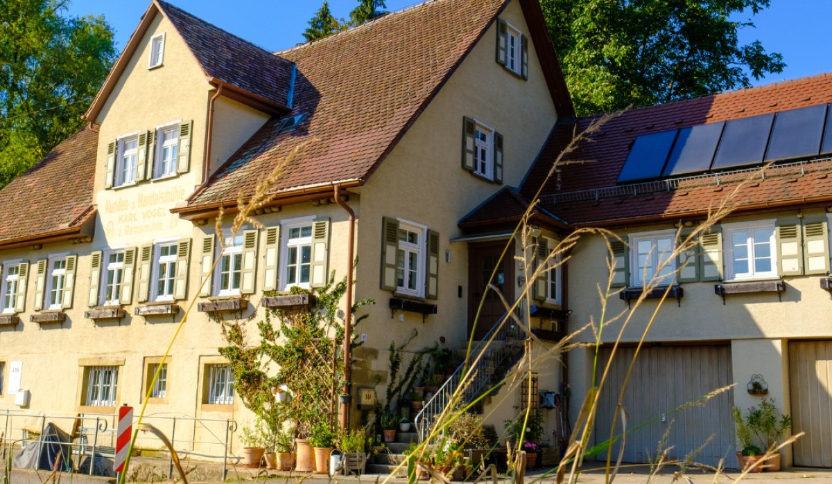 Idyllisch im Remstal zwischen Hegnach und Hohenacker gelegen, wurde die Vogelmühle 1864 als Kunden- und Handelsmühle mit Backhaus erbaut. Heute ist sie ein Ort für Kunst, Kultur und Umweltbildung – mit Galerie, Veranstaltungen und einem Wasserkraftwerk, das das historische Gebäude nachhaltig nutzt.