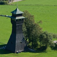 Der Hagbergturm in Gschwend steht auf einer grünen Wiese, umgeben von Bäumen. Der Turm hat ein markantes, spitzes Dach., © FVG Schwäbischer Wald Der Hagbergturm in Gschwend steht auf einer grünen Wiese, umgeben von Bäumen. Der Turm hat ein markantes, spitzes Dach., © FVG Schwäbischer Wald