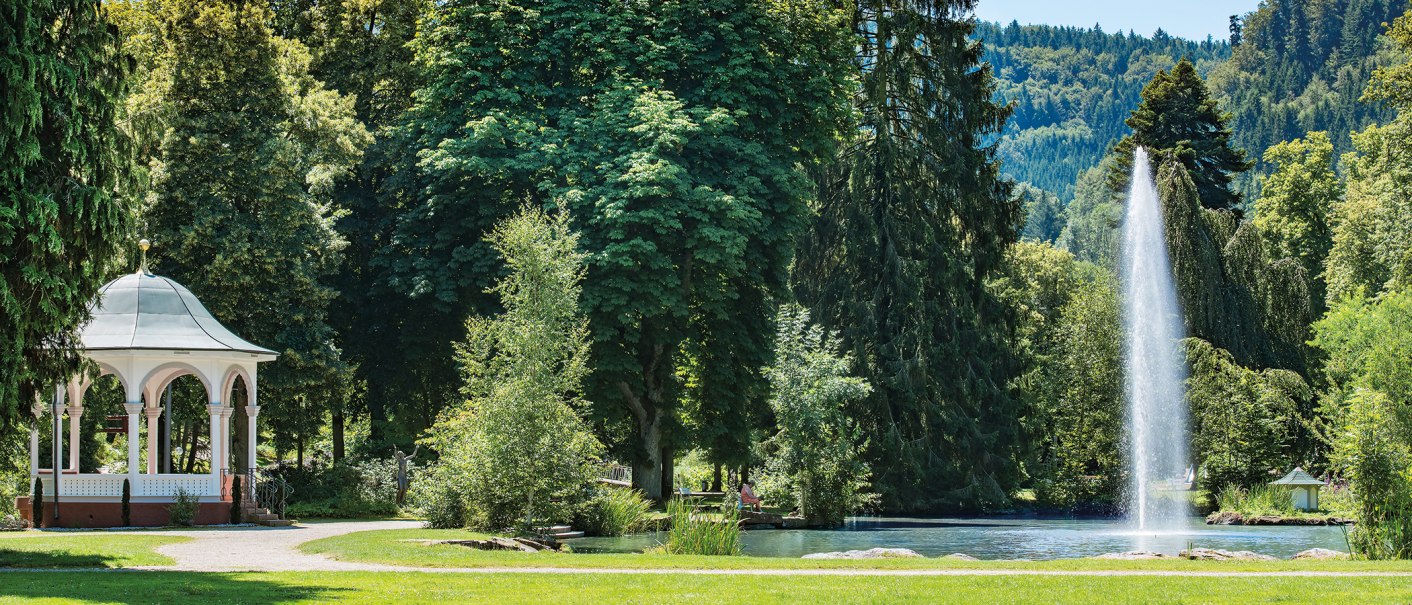 Pavillon im Kurpark von Bad Liebenzell, umgeben von B&auml;umen und einem gro&szlig;en Springbrunnen im Teich., &copy; Locher Fotodesign & Manufaktur