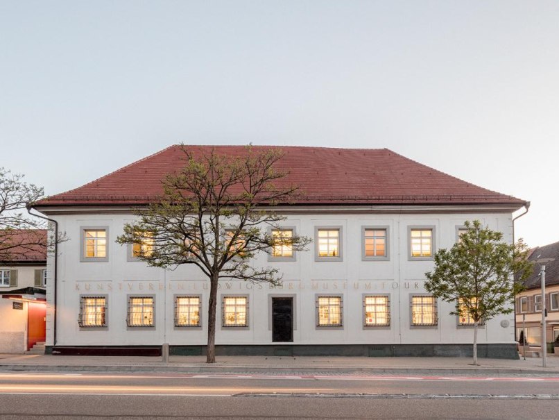 Ein zweist&ouml;ckiges Geb&auml;ude mit rotem Dach und beleuchteten Fenstern. Es ist ein Museum mit der Aufschrift 'Kunstverein Ludwigshafen'., &copy; Ludwigsburg Museum
