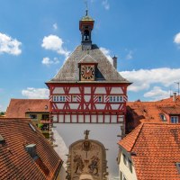 Fachwerkgeb&auml;ude mit Uhrturm in Bietigheim-Bissingen, umgeben von roten Ziegeld&auml;chern und blauem Himmel., &copy; SMG, Achim Mende