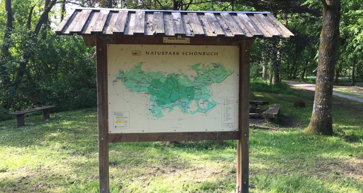 Ein hölzernes Schild mit einer Karte des Naturparks Schönbuch steht auf einer Wiese im Wald. Im Hintergrund sind Bäume und ein Weg zu sehen., © www.pro-cycl.de Ein hölzernes Schild mit einer Karte des Naturparks Schönbuch steht auf einer Wiese im Wald. Im Hintergrund sind Bäume und ein Weg zu sehen., © www.pro-cycl.de