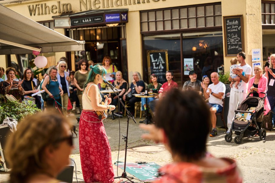 Eine Musikerin spielt in den Stra&szlig;en von Herrenberg, &copy; "Andreas Sporn"