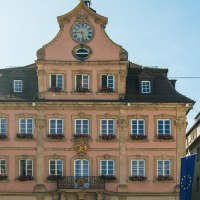 Das historische Rathaus von Schw&auml;bisch Gm&uuml;nd auf dem Marktplatz, mit einer Uhr im Giebel und blumengeschm&uuml;ckten Fenstern, bei sonnigem Wetter., &copy; Stuttgart-Marketing GmbH, Sarah Schmid