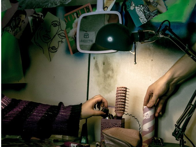 Zwei Hände greifen nach einem rosa-weißen Objekt auf einem Schreibtisch mit Spiegel, Lampe und verschiedenen Gegenständen., © ExitGames Stuttgart Zwei Hände greifen nach einem rosa-weißen Objekt auf einem Schreibtisch mit Spiegel, Lampe und verschiedenen Gegenständen., © ExitGames Stuttgart