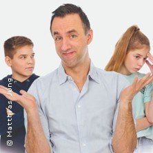 Ein Mann hebt die Schultern, w&auml;hrend zwei Jugendliche im Hintergrund stehen. Einer schaut skeptisch, der andere genervt., &copy; links im Bild