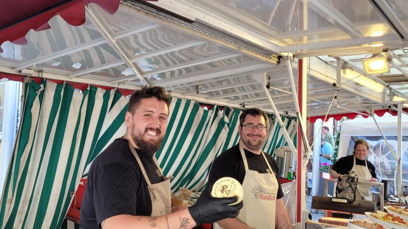 Freundlicher Mitarbeiter mit K&auml;seauswahl, &copy; T. Krytzner