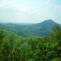 Grüne Landschaft mit Hügeln und Bäumen, im Hintergrund der markante Stuifen., © Schwäbische Alb Tourismusverband e.V. Grüne Landschaft mit Hügeln und Bäumen, im Hintergrund der markante Stuifen., © Schwäbische Alb Tourismusverband e.V.