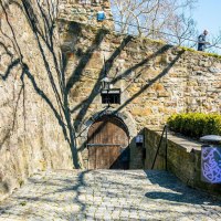 Eingang zur Club Bastion in Kirchheim unter Teck, umgeben von alten Steinmauern. Plakate für Veranstaltungen sind an der Wand angebracht., © Stuttgart-Marketing GmbH, Sarah Schmid Eingang zur Club Bastion in Kirchheim unter Teck, umgeben von alten Steinmauern. Plakate für Veranstaltungen sind an der Wand angebracht., © Stuttgart-Marketing GmbH, Sarah Schmid