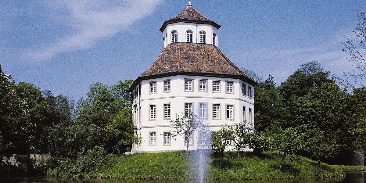 Das Wasserschloss in Oppenweiler mit achteckigem Turm, umgeben von B&auml;umen. Eine Wasserfont&auml;ne sprudelt im Vordergrund., &copy; Stuttgart-Marketing GmbH