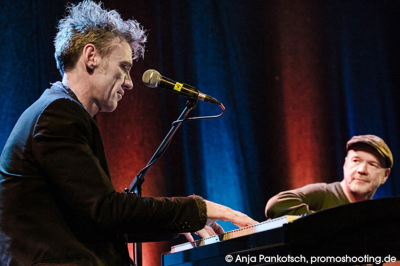 Zwei Musiker auf der Bühne, einer spielt Keyboard, während der andere aufmerksam zuschaut. Die Bühne ist in warmen Farben beleuchtet., © Kulturhaus Schwanen Zwei Musiker auf der Bühne, einer spielt Keyboard, während der andere aufmerksam zuschaut. Die Bühne ist in warmen Farben beleuchtet., © Kulturhaus Schwanen